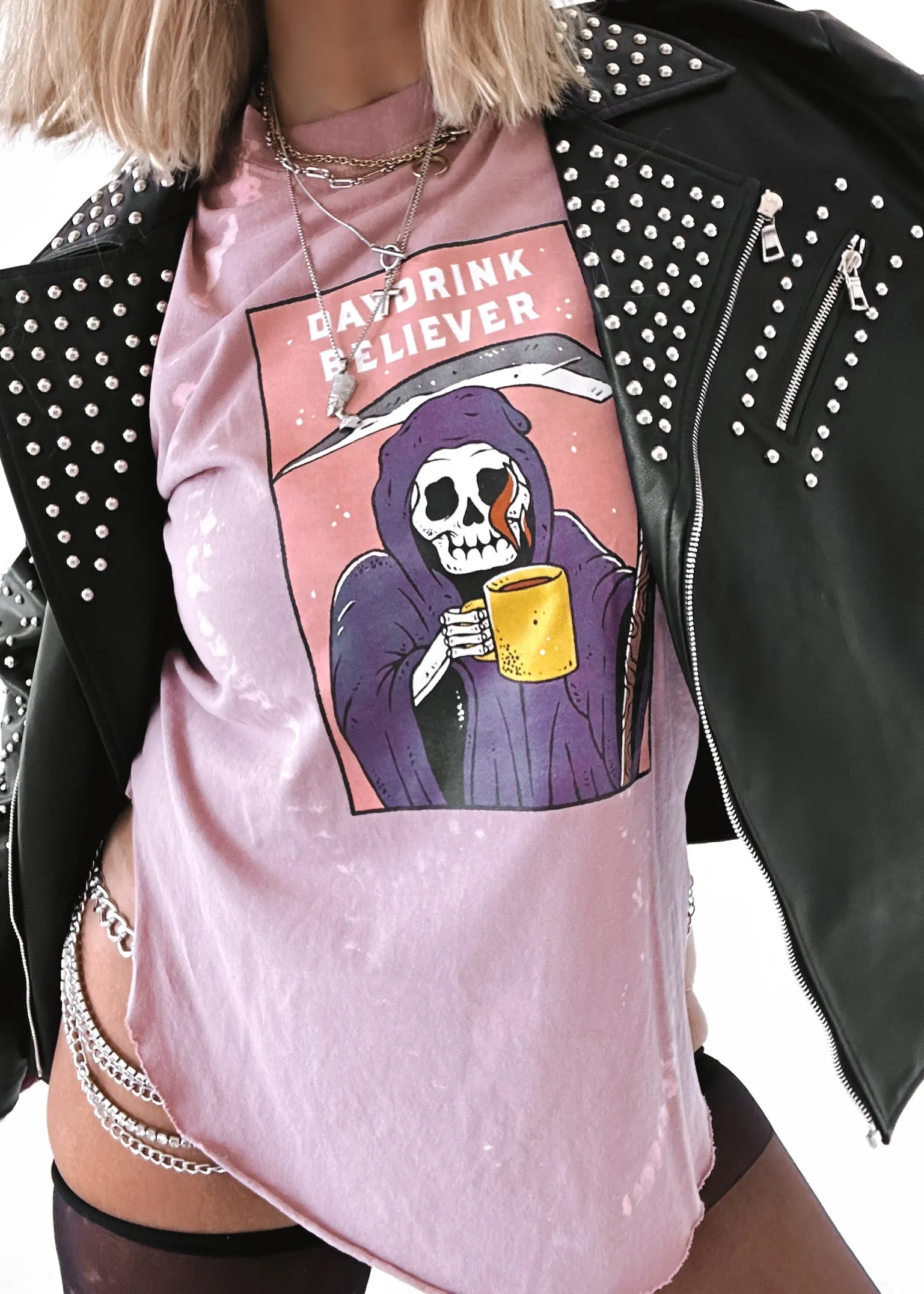 DAYDRINK BELIEVER BLEACHED OUT SIDE SLIT TEE