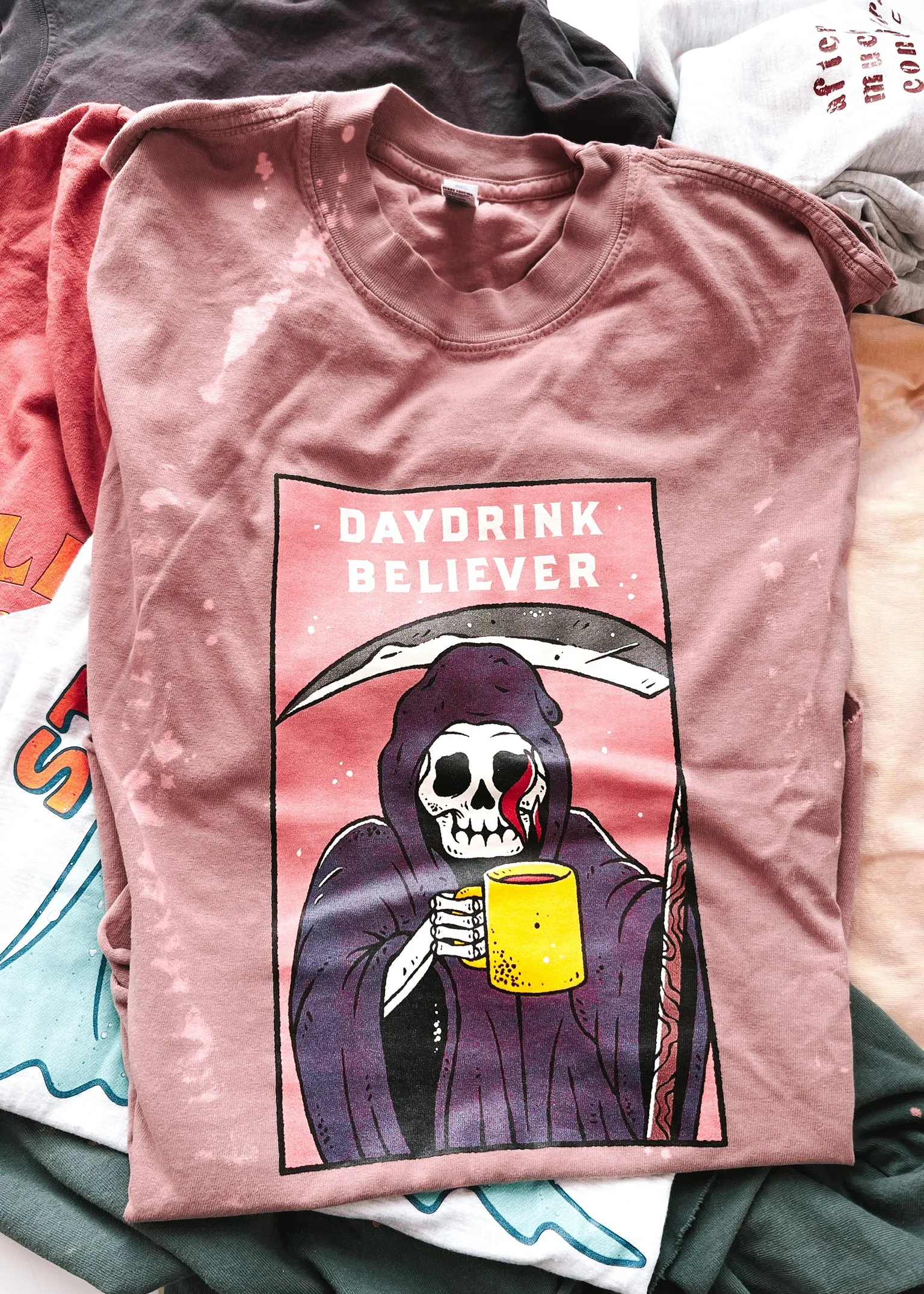 DAYDRINK BELIEVER BLEACHED OUT SIDE SLIT TEE