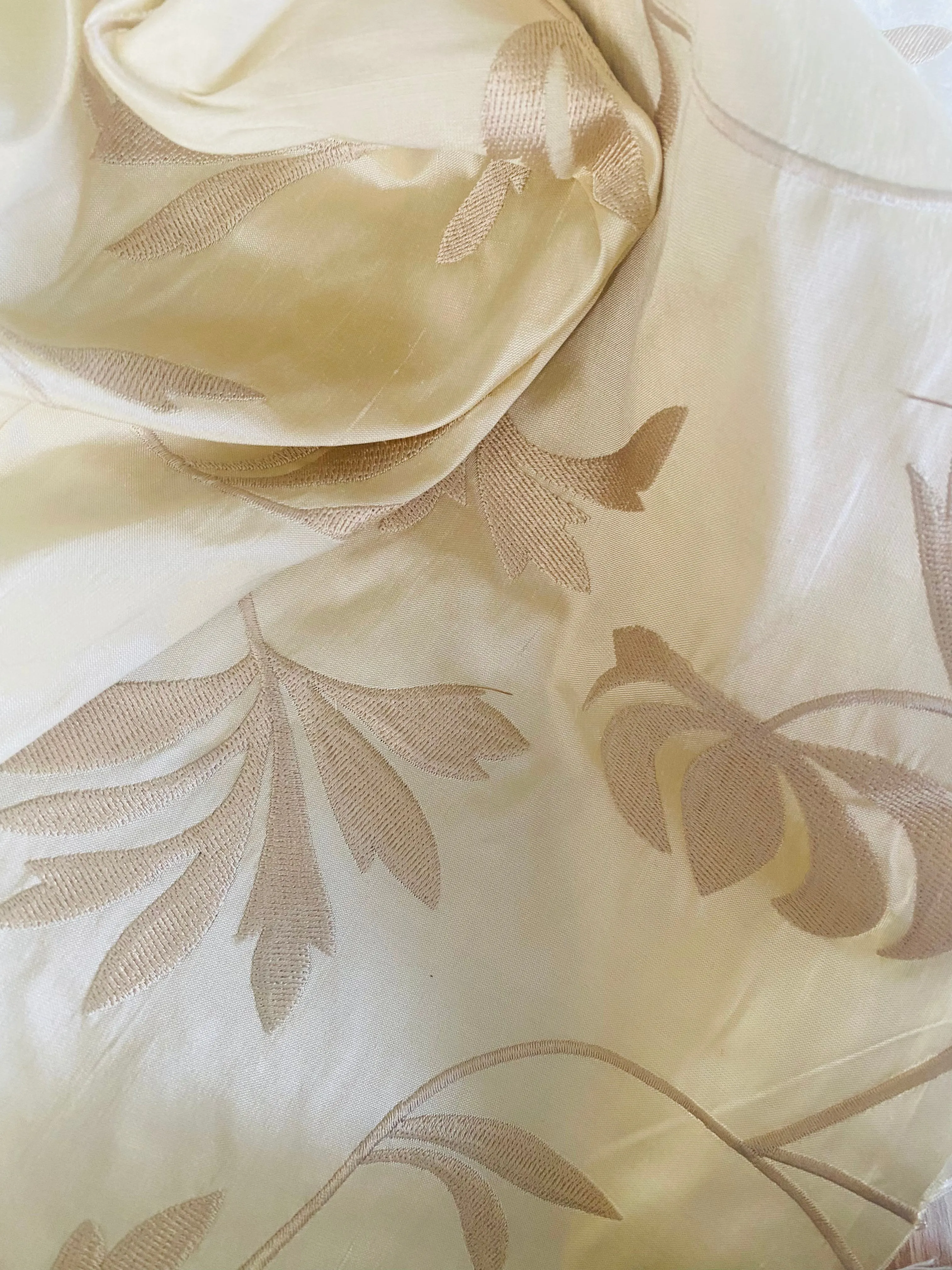 Haggle: Queen Julia Novelty Couture 100% Silk Dupioni Embroidered Floral Motif Fabric Cream