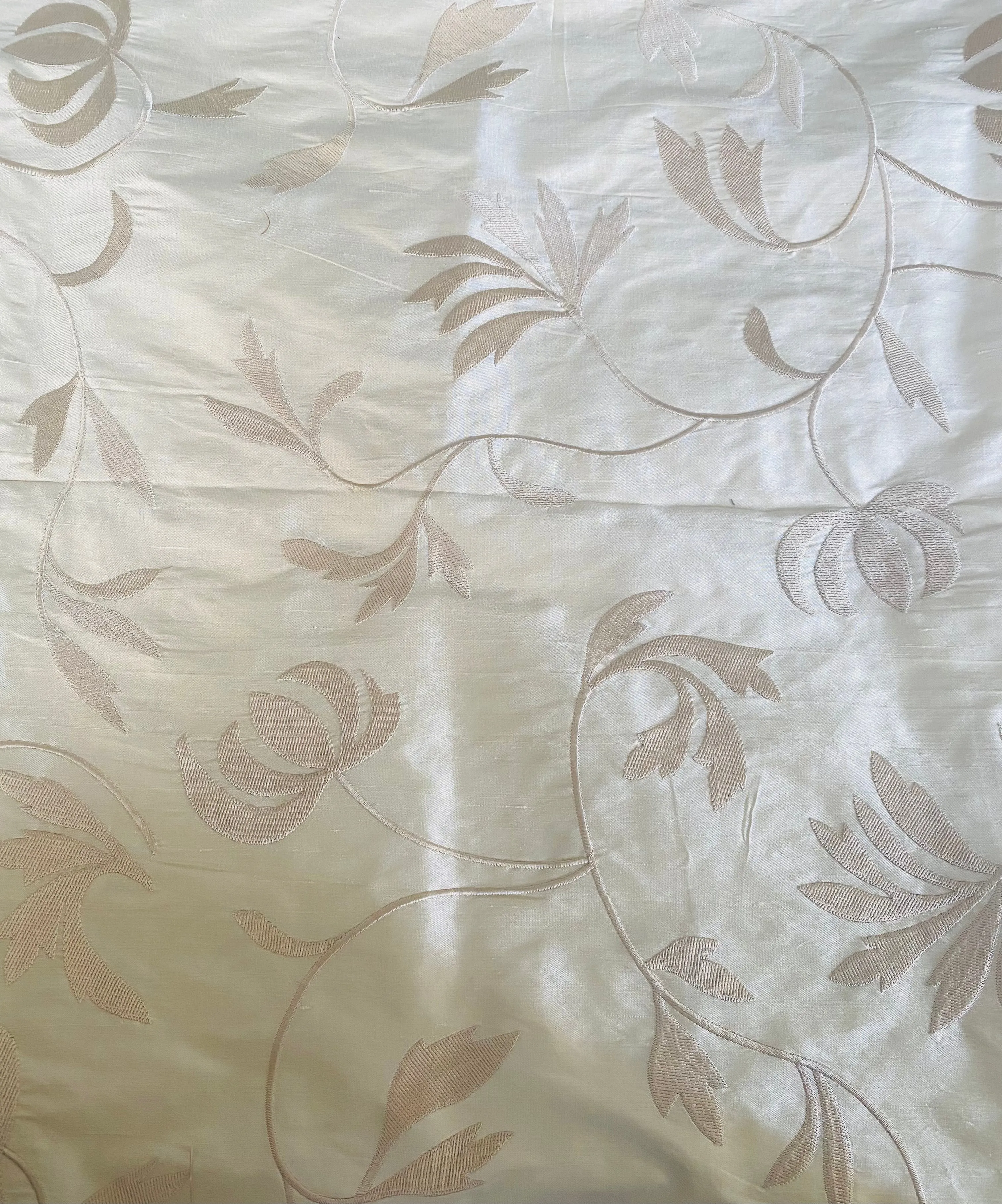 Haggle: Queen Julia Novelty Couture 100% Silk Dupioni Embroidered Floral Motif Fabric Cream
