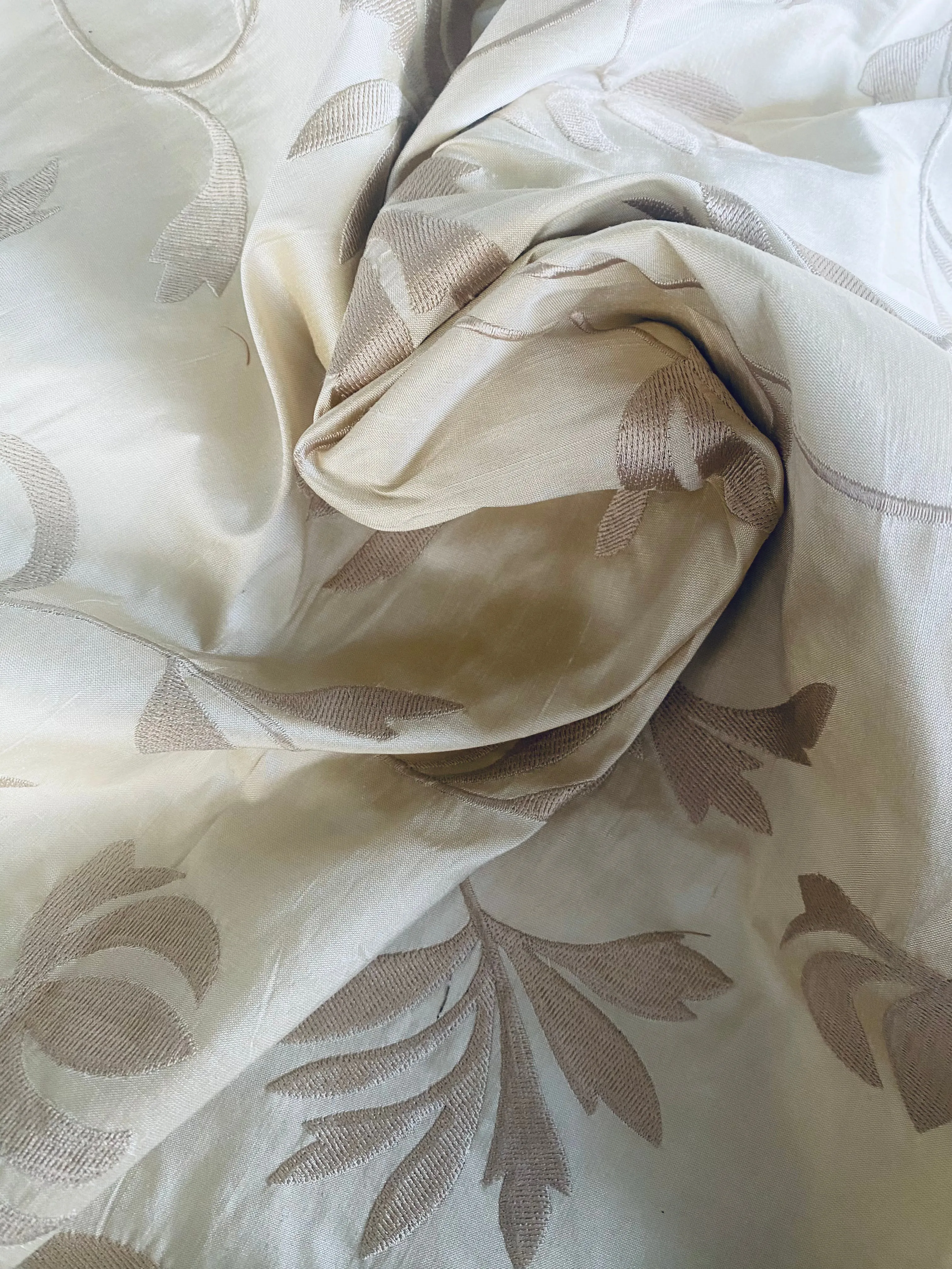 Haggle: Queen Julia Novelty Couture 100% Silk Dupioni Embroidered Floral Motif Fabric Cream
