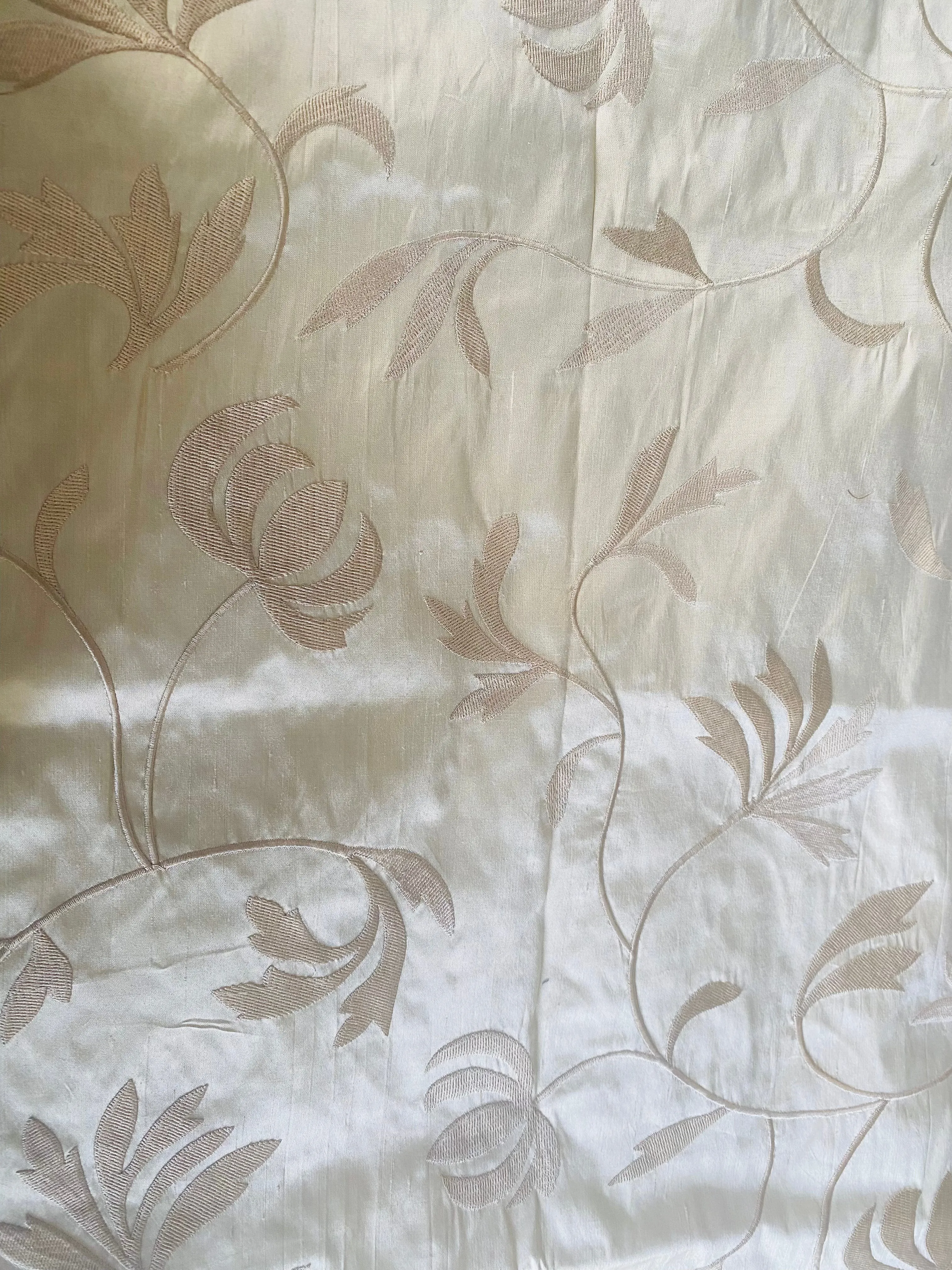 Haggle: Queen Julia Novelty Couture 100% Silk Dupioni Embroidered Floral Motif Fabric Cream