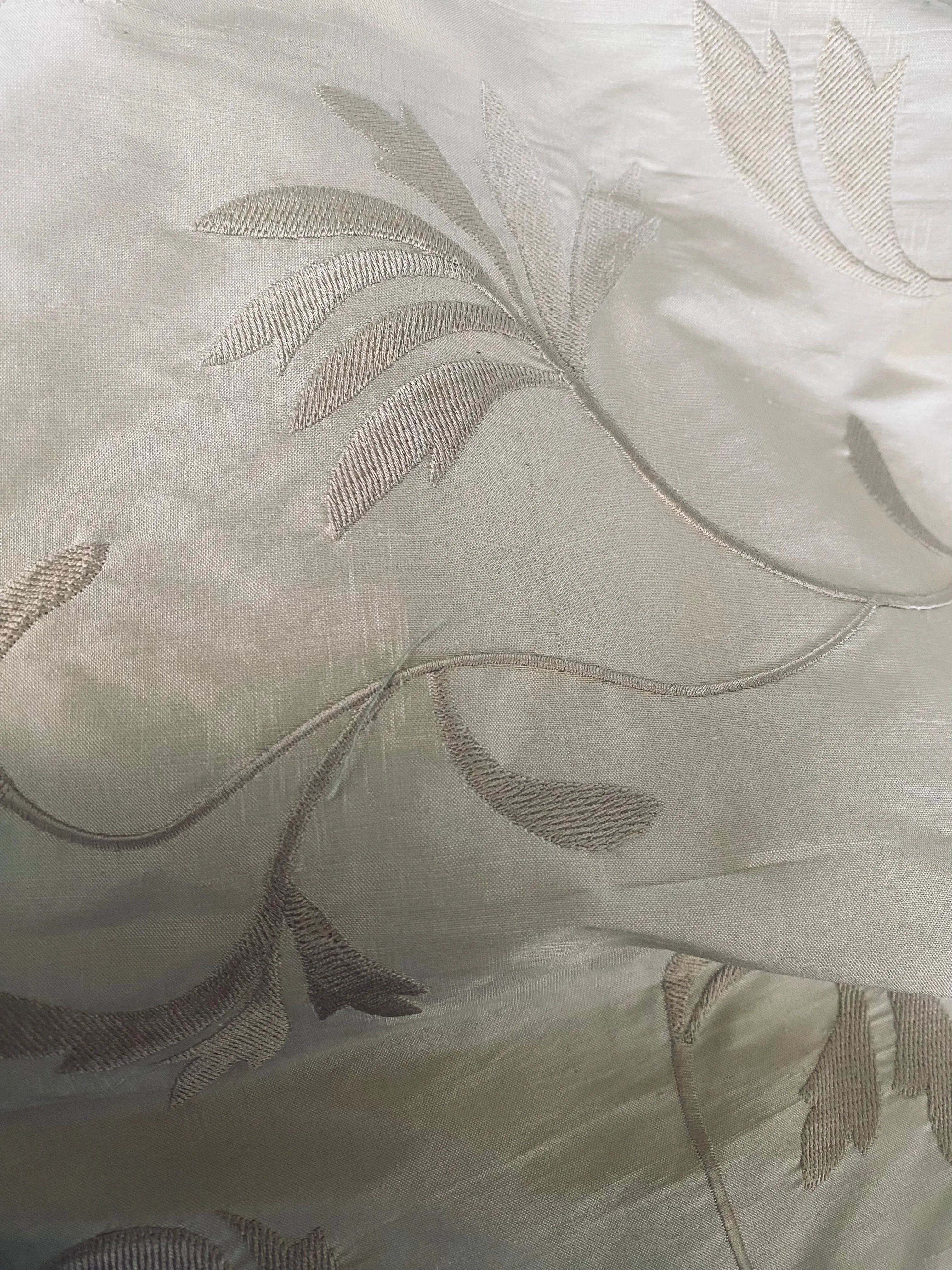 Haggle: Queen Julia Novelty Couture 100% Silk Dupioni Embroidered Floral Motif Fabric Cream