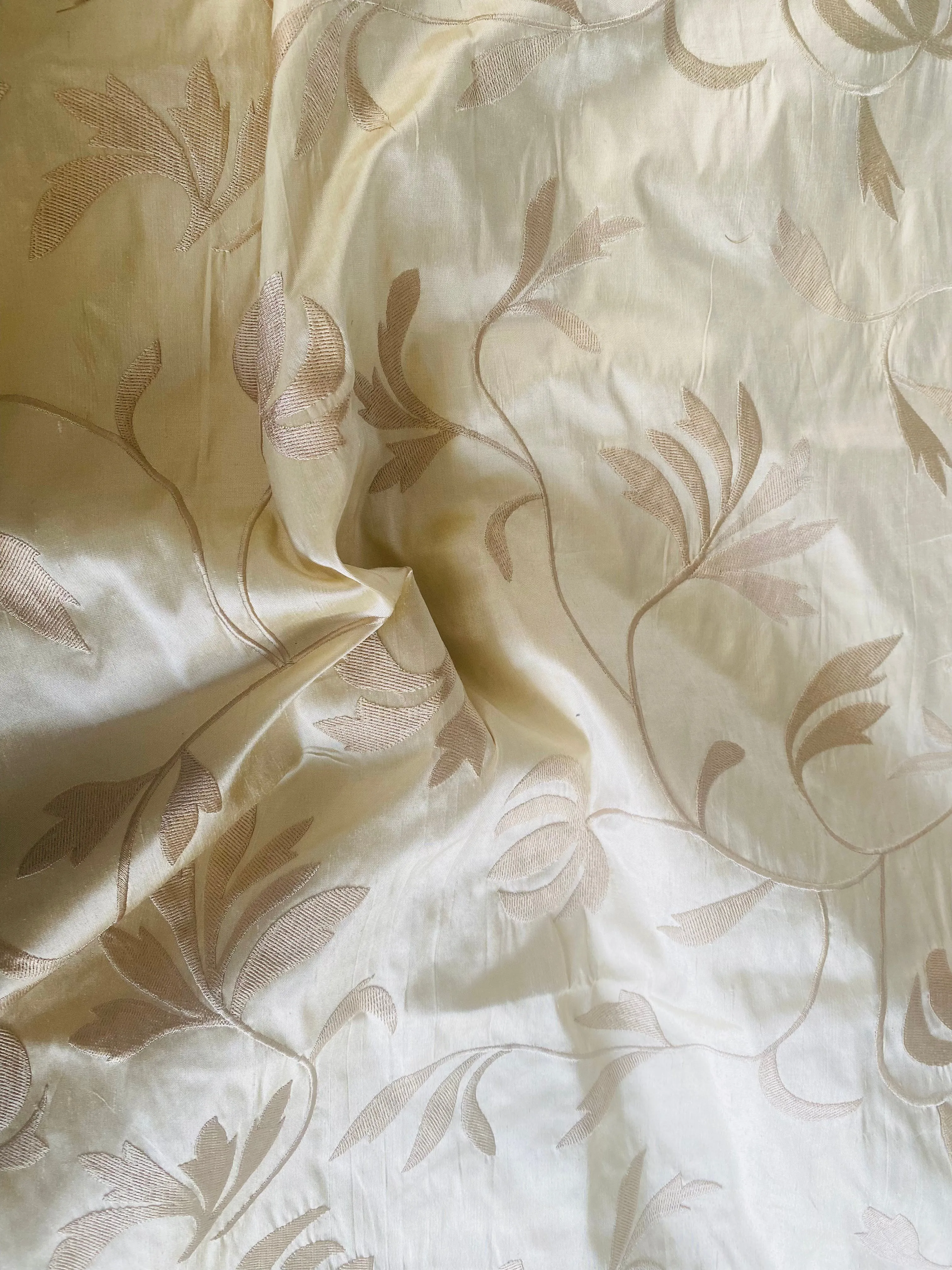 Haggle: Queen Julia Novelty Couture 100% Silk Dupioni Embroidered Floral Motif Fabric Cream