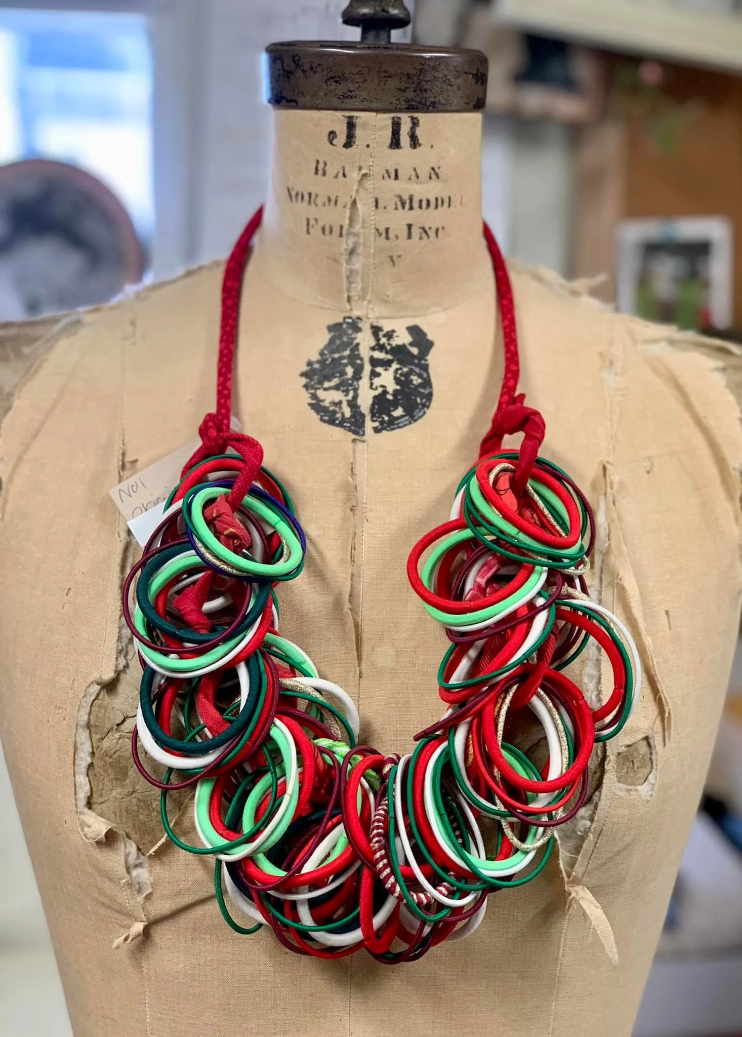 N01 Holiday Loopy Necklace-Christmas