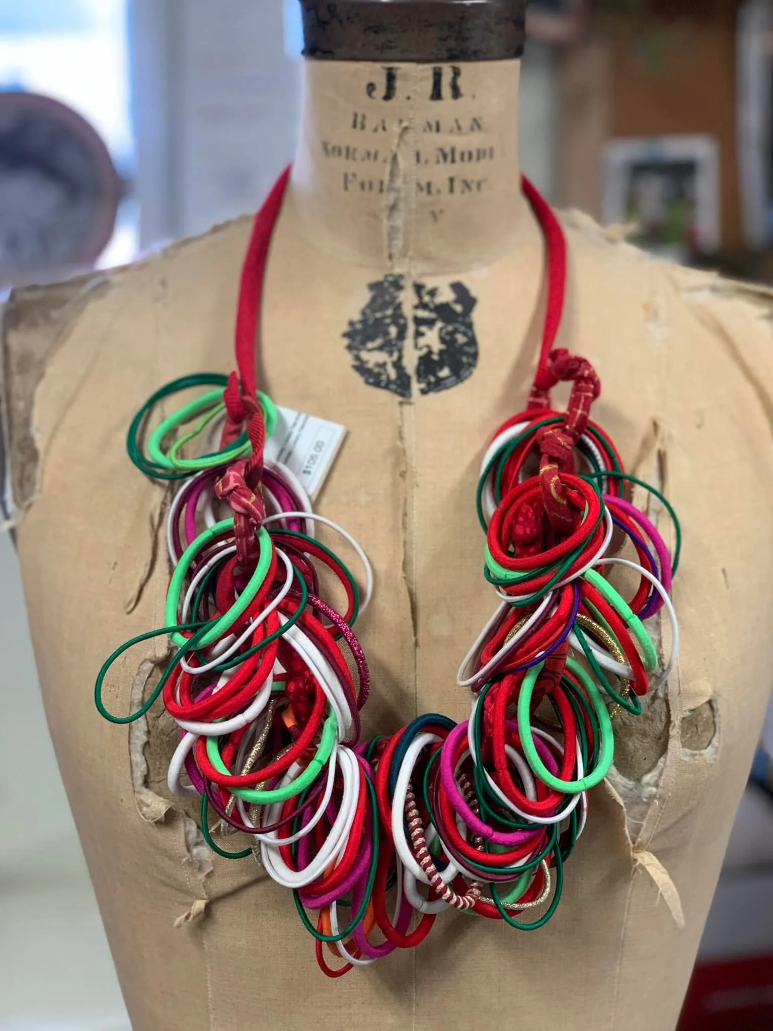 N01 Holiday Loopy Necklace-Christmas